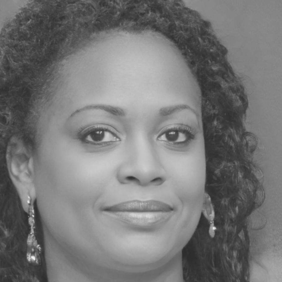 Portrait d'une participante souriante dans un environnement professionnel